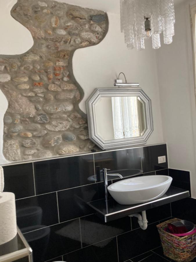 Casa Vacanza Sole Lago… Intra Ngoại thất bức ảnh