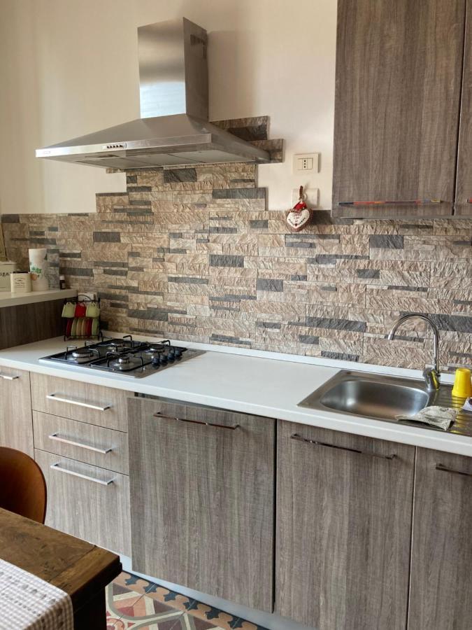 Casa Vacanza Sole Lago… Intra Ngoại thất bức ảnh
